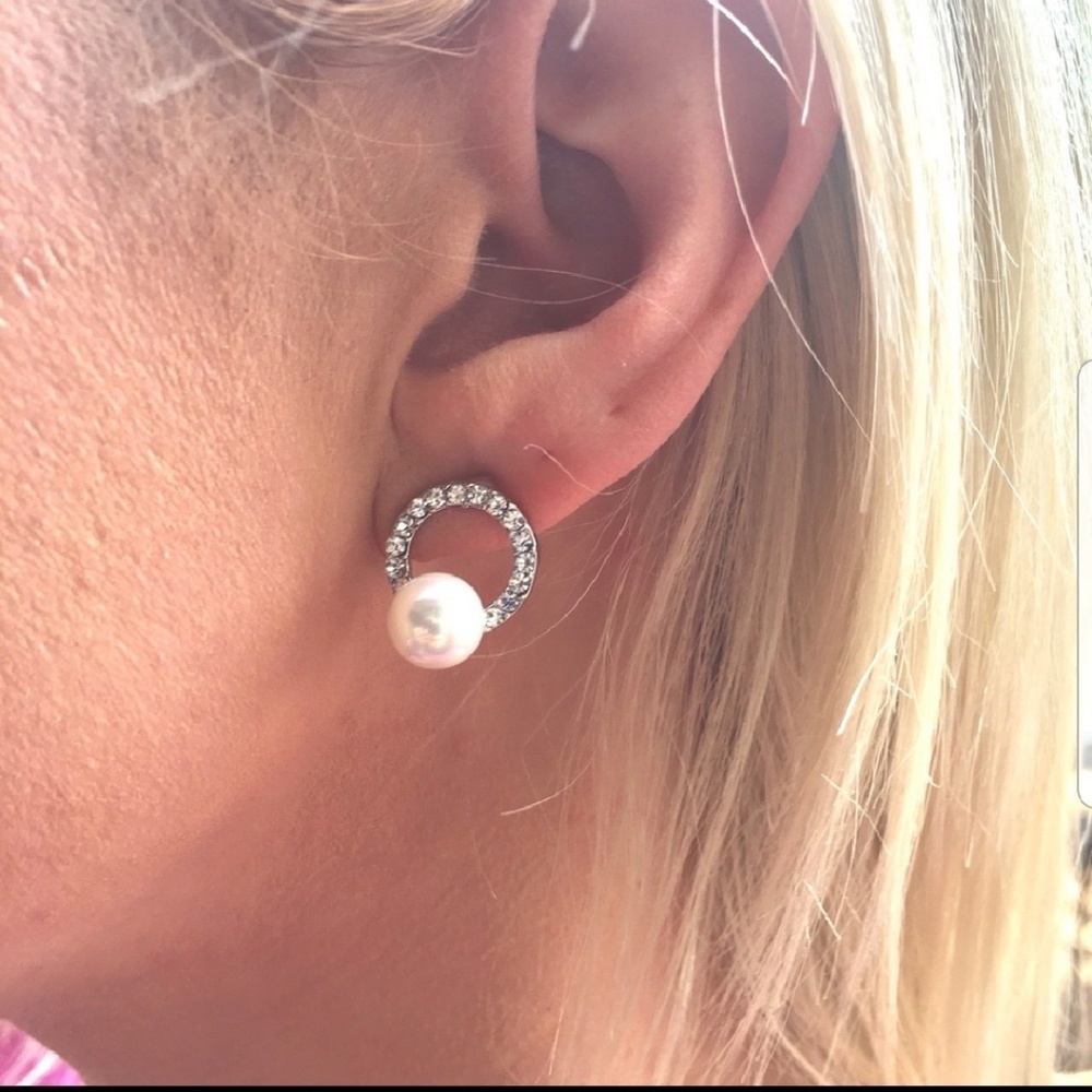 Crystal pearl loop earrings